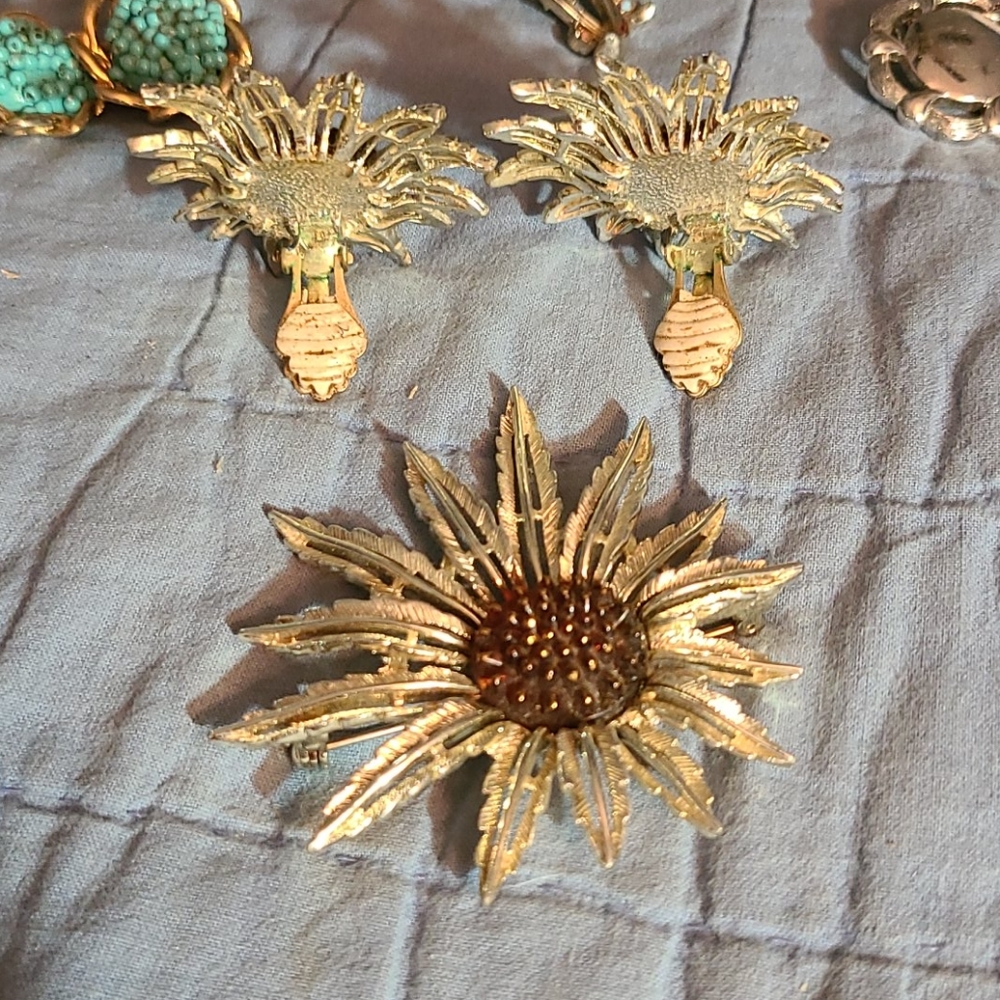 Sarah Coventry Broach and clip-on earrings - Picture 3 of 3